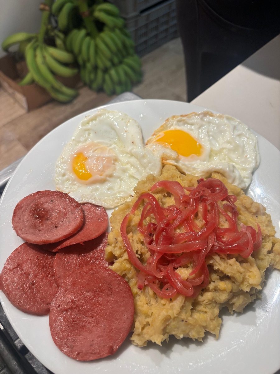 Mangú dominicano con salami frito, huevos y cebolla roja encurtida