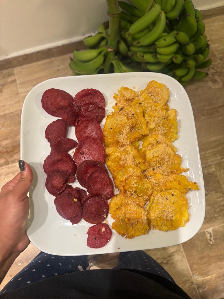 Tostones de plátano verde con salami frito